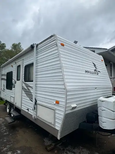 2005 Mallard Mallard Series I have a 20ft 2005 mallard fleetwood trailer, trailer is in great condit...