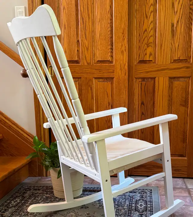 White Wooden Rocking Chair in Chairs & Recliners in Ottawa - Image 6