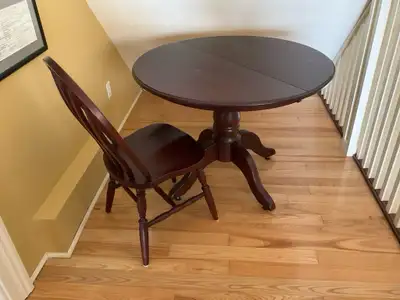 A lovely dining set. Total of 6 chairs and two extra leaves for the table to extend. Excellent condi...