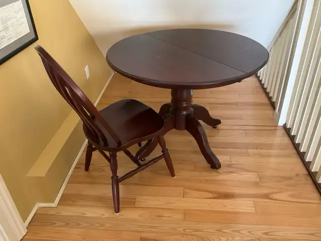 Wood round wood table set, 6 person Gananaoque in Dining Tables & Sets in Kingston - Image 2