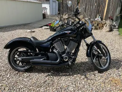2014 victory Vegas 8 ball with low KMs Stored inside all its life, sole owner Great bike, clean look...