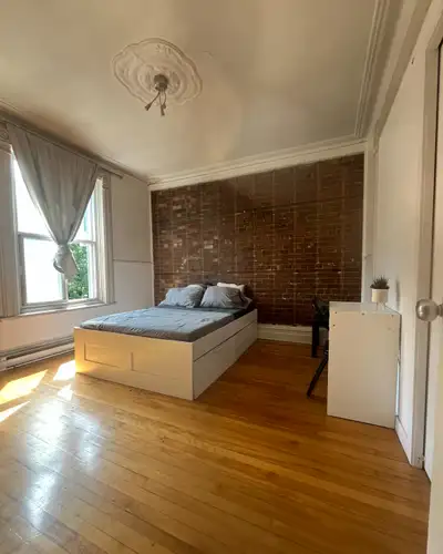 Bonjour et bienvenue à Montréal ! Nous avons des chambres privées à louer dans un appartement partag...
