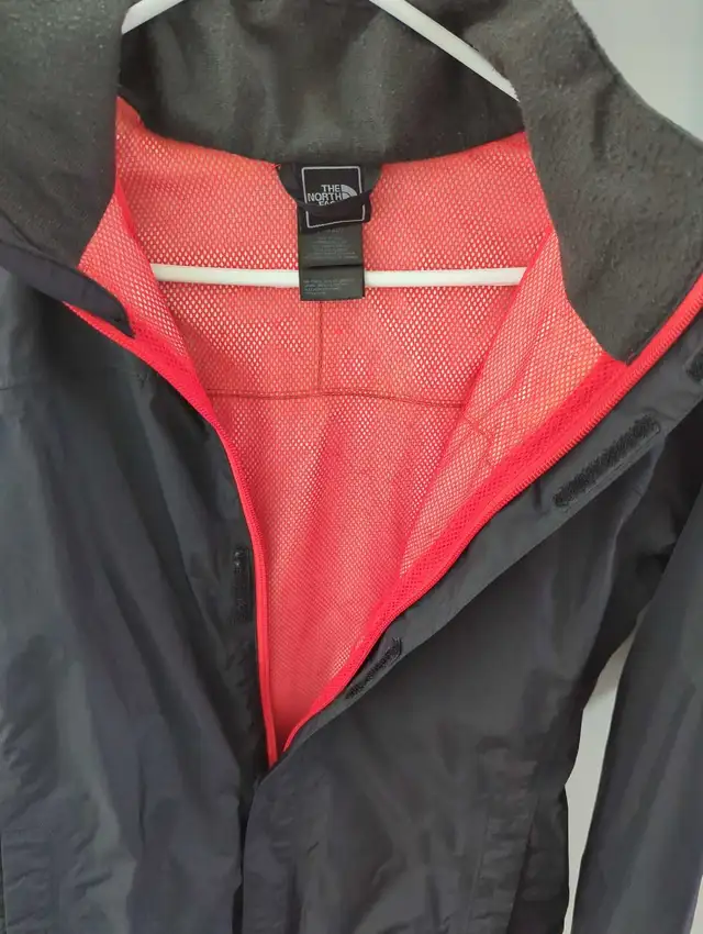 The North Face Rain Jacket - Black - Youth XL / Men's XS in Kids & Youth in City of Toronto - Image 4