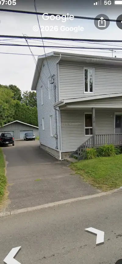 Logement a louer rue dupont pont rouge 318 4 1/2 plus sous sol et garage cour asphalte +terrain .voi...