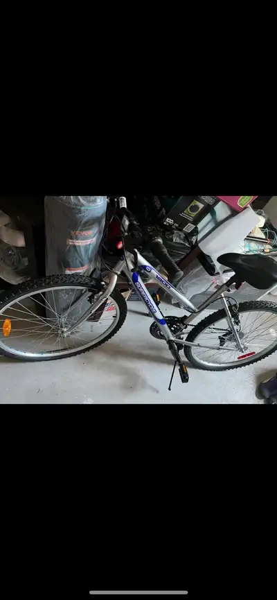 Velo avec casque et protège siège, utilisé 2 fois , View more