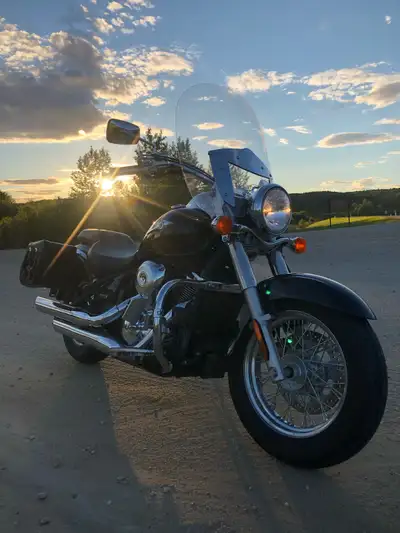 For sale is my 2009 Kawasaki Vulcan 900 Classic (VN900B9) with only 12,900 km. Always run on premium...