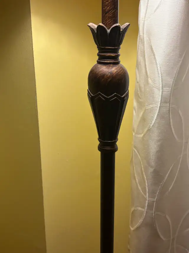 Floor lamp in Home Décor & Accents in Oshawa / Durham Region - Image 3
