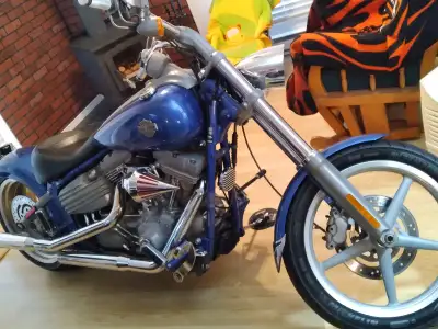 Moto Harley Rocker 2009 super clean ,toujours bien entretenue, moteur 1584 ,trans 6 vitesses, pneus...