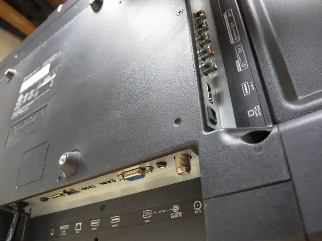 Exc. fully working "40 Westinghouse Smart TV 1080p FHD 3x HDMI in TVs in City of Toronto - Image 10