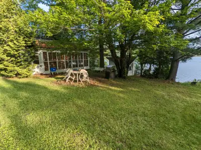 Lakeside cottage in Eastern Townships for rent, View more