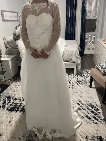 Selling my elegant size 18 white lace wedding dress, perfect for your special day. This beautiful go...