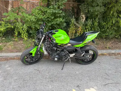 Bike was dropped needs fairings to make it look pretty again no frame damage runs and drives great....