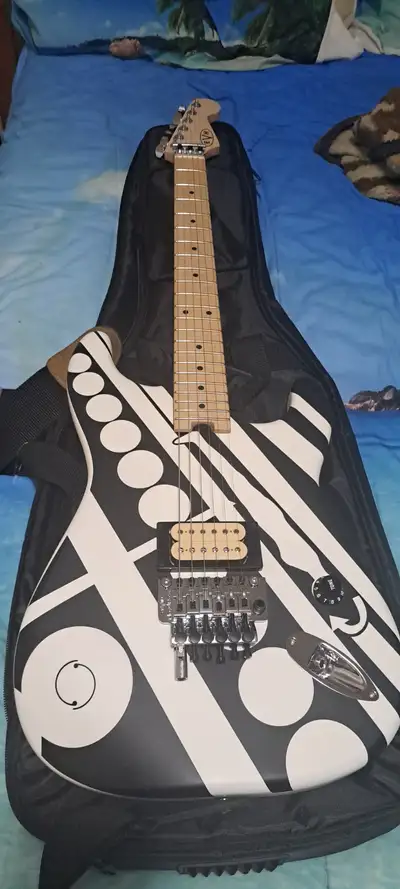 EVH Striped Series Circles reissue in mint condition. No neck pocket cracks, dents, dings, etc. Thes...