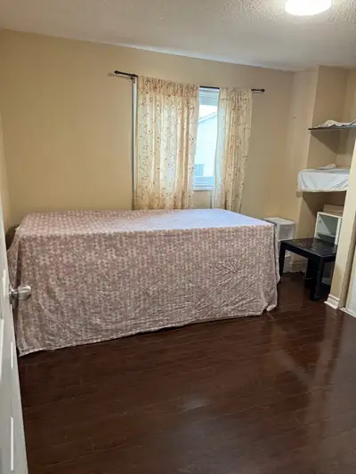 2 rooms available 3 bedrooms home Looking for 2 to 3 person All utilities included Msg me