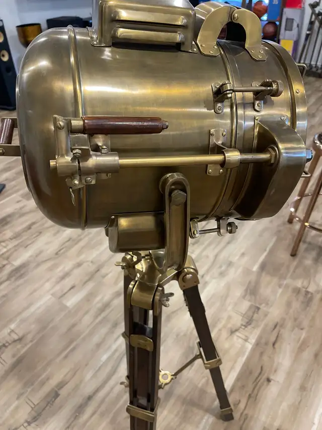 Brass floor lamp in Indoor Lighting & Fans in Markham / York Region - Image 5