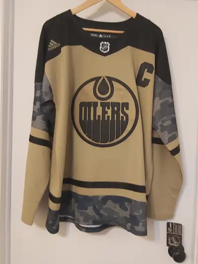 Edmonton Oilers Connor McDavid Jersey SIze Medium $70 Firm, View more