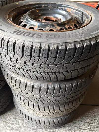 4 pneu hiver blizzak 195/65R15 , tres peu d usure 9-10/32 , monté sur roue honda civic , deja posé e...