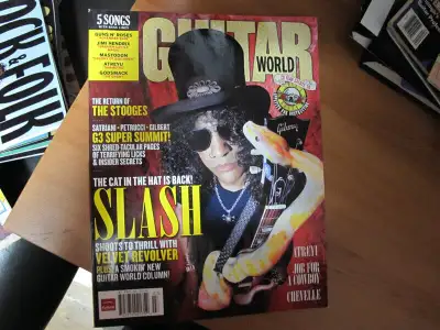 revue guitar world , avec velvet revolverJuly 07, complet avec poster pour $10.en exc. condition .si...