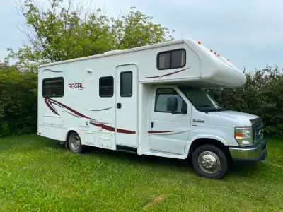 2010 Triple E Regal, E350 Superduty with 5.4 Triton V8. Very clean and in great condition. Fridge/St...