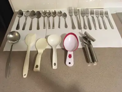 Ensemble de coutellerie pour cuisine (cuillères, fourchettes, louches, spatule, ouvre-boîte) / Cutle...