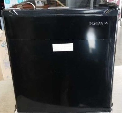 Insignia: Compact 1.7 Cu. Ft. Freestanding Bar Fridge in Refrigerators in Burnaby/New Westminster