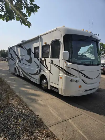 2006 Coachman Cross Country 382ds diesel Pusher. 5.9 Cummins engine 45000 miles with On-board diesel...