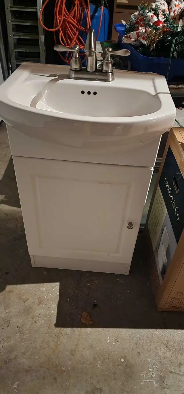 small vanity in Plumbing, Sinks, Toilets & Showers in Gatineau - Image 4