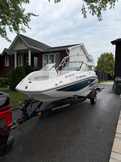 Voici un Sea-Doo Challenger 215, année 2008, idéal pour les sorties en famille, entre amis ou simple...