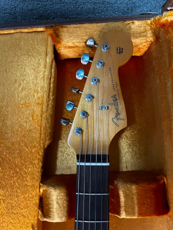 Incredible Vintage USA Fender Stratocaster 62 Reissue AVRI in Guitars in Saskatoon - Image 8