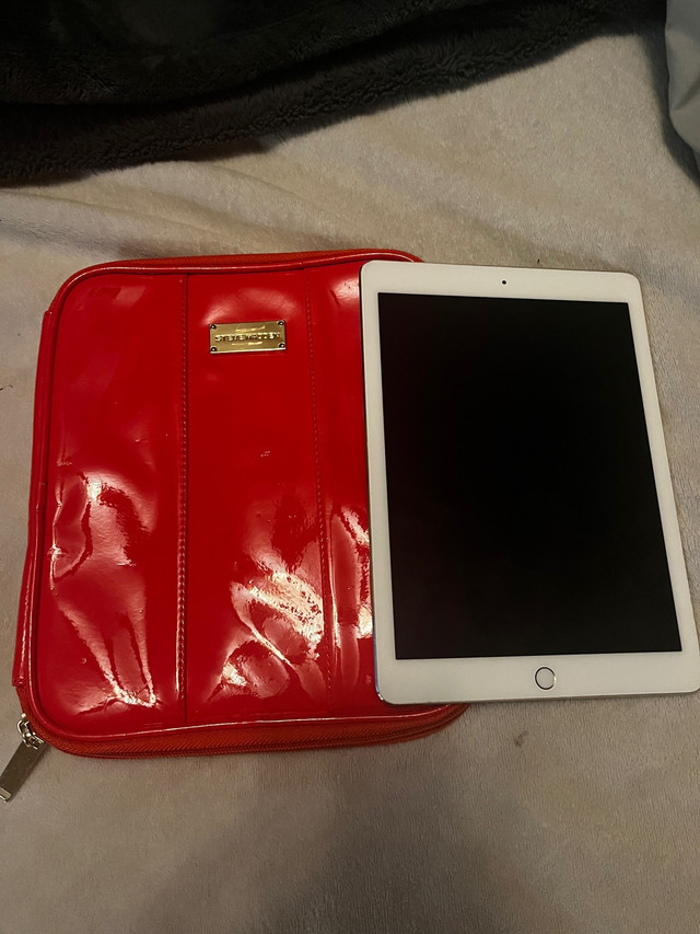iPad Air 2 (64gb) with Steve Madden case in iPads & Tablets in Saskatoon