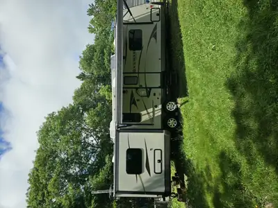 27 ft Rockwood Forest River RV trailer 2703WS. Complete with air conditioning, forced air furnace, 5...