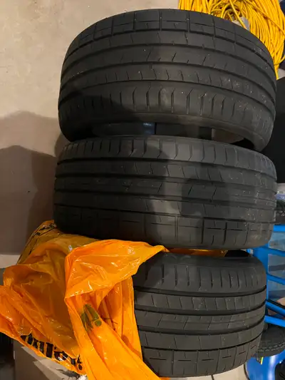 PROFIL BAS SEULEMENT 1000 KM D'USURE. 2 pneus P Zero 235/35 R19 (91Y) $400 chaque neuf 1 pneu P Zero...