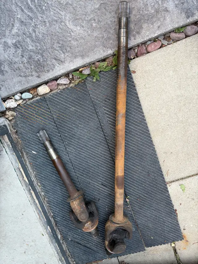 Ford 2015 F350 Front Axles in Transmission & Drivetrain in Calgary - Image 4