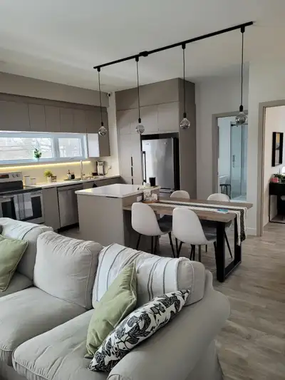 3 1/2 de 750 pc éclairé et bien aménagé. Plafond 9 pieds. Salle de bain complète, grand grade robe e...