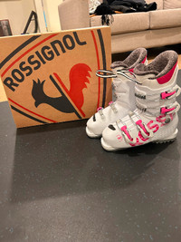 Girls ski boots.  Rossignol. Size 23.5 (275 mm)