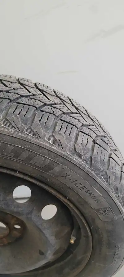 Pneus d'hiver usagés en bonne condition. Encore bon pour une à deux saisons. Jantes avec un peu de r...