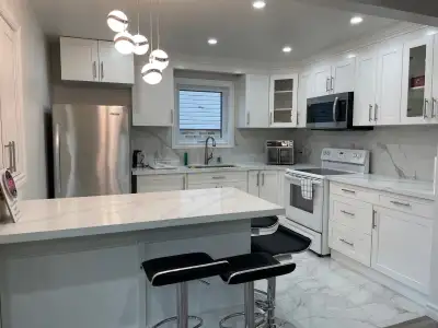 Spacious renovated MainFloor Room-7 Min to subway Islington