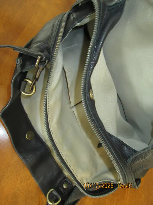 AMERICAN  LEATHER CO, Black Leather Purse in Women's - Bags & Wallets in Kingston - Image 4