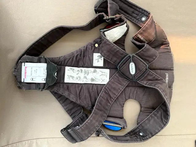 Porte-bébé Babybjorn baby carrier in Strollers, Carriers & Car Seats in City of Montréal - Image 4