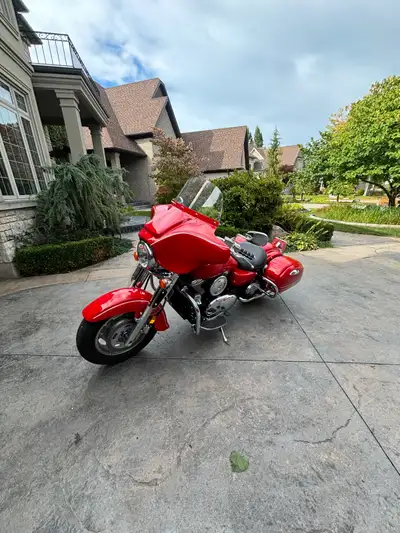 36,150km!! This beautiful bike has been customized with a fairing with stereo/speakers, Kuryakyn gri...