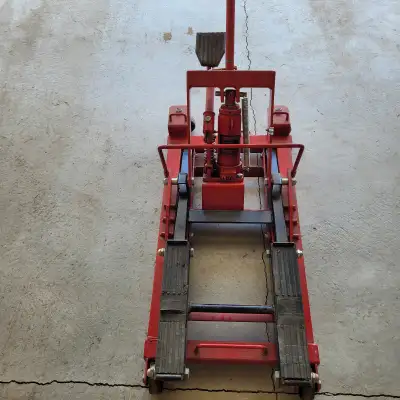 Hydraulic motorcycle jack 1500 pounds. Everything works good.