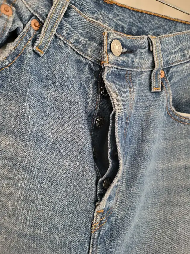 NEW Levi's Jeans High Rise Size 28 in Women's - Bottoms in City of Toronto - Image 3