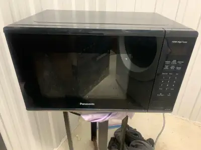 (english follows) Micro-ondes en bon état de fonctionnement 1.3 pi cu L20'' Working Microwave 1.3 cu...