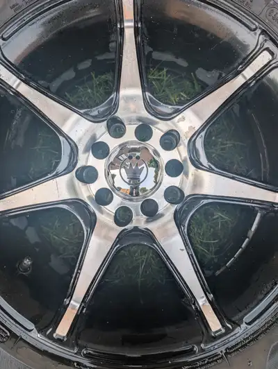 Pneus Motomaster encore bons pour quelques saisons. Usure 8/32. Sur Mags chromés d'allure vintage -...