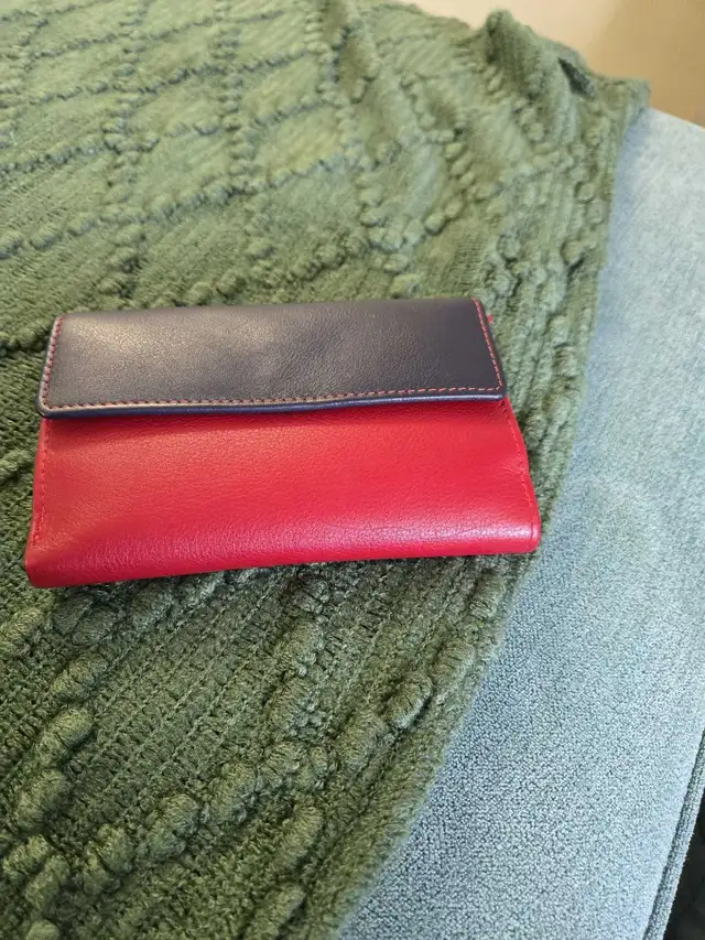 Leather Wallet NEW in Women's - Bags & Wallets in Oakville / Halton Region - Image 2