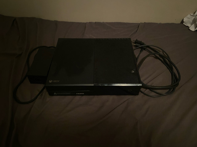 Xbox One 1TB, 2 Controllers, 4 Games, Battery Packs and Chargers dans XBOX One  à Dartmouth - Image 3