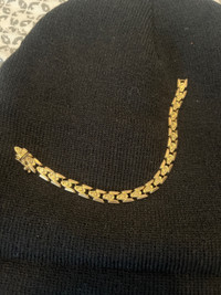 18k yellow gold bracelet needs to be fixed 