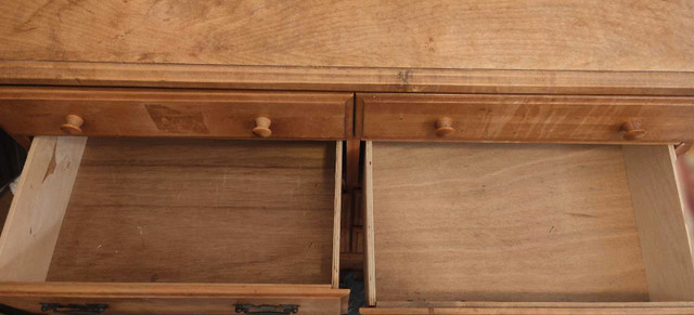 8-Drawer Oak Dresser in Dressers & Wardrobes in Owen Sound - Image 4