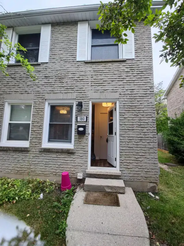 1 Student Room of Townhouse for Rent, 15-min walk to UWaterloo in Room Rentals & Roommates in Kitchener / Waterloo - Image 9
