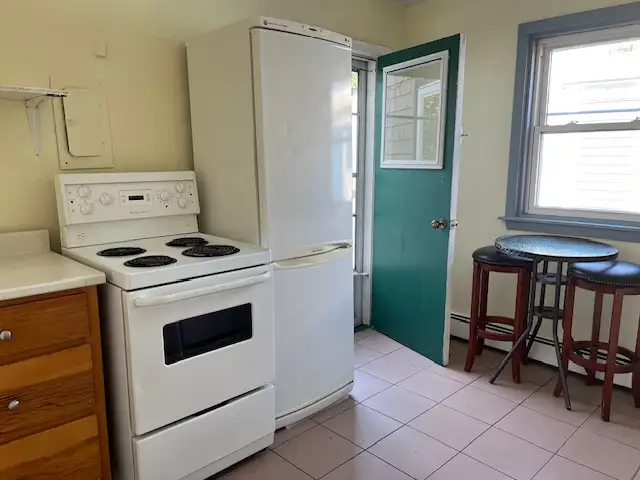 COZY, BRIGHT 2 BEDROOM on Windsor Street in Long Term Rentals in City of Halifax - Image 11